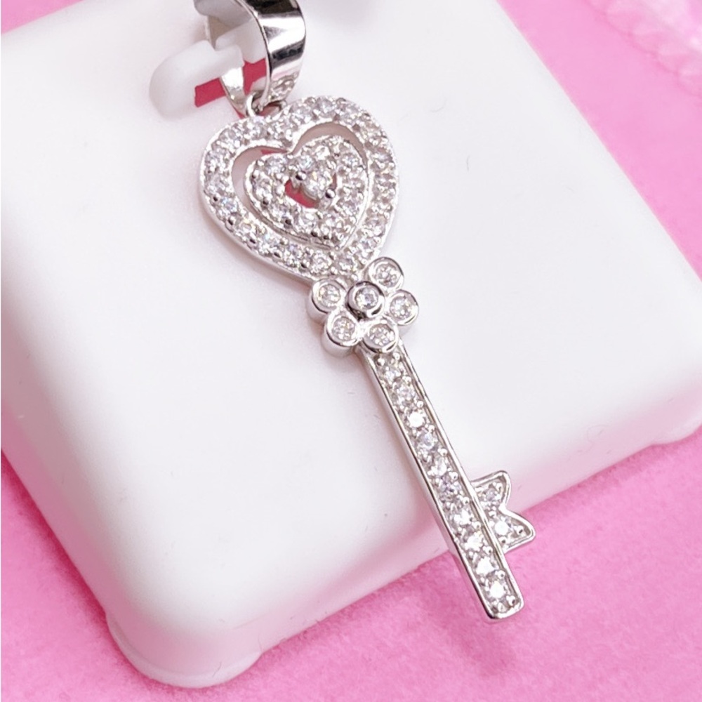 Elegant Silver Heart Key Pendant